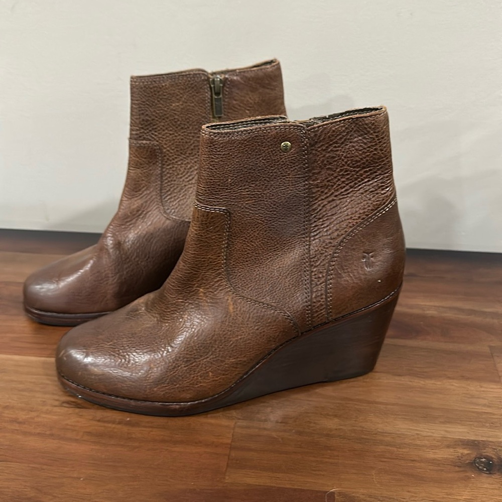 Frye Emma side zippered wedge boot, brown size 9M